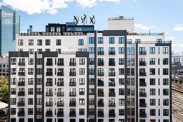 Rented by Nooklyn NYC LLC | media 102