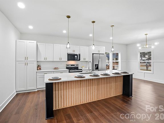 4th image of 917 Bethpage Rd