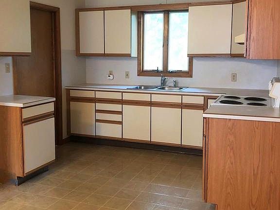 2nd image of 521 Morton Ave #2