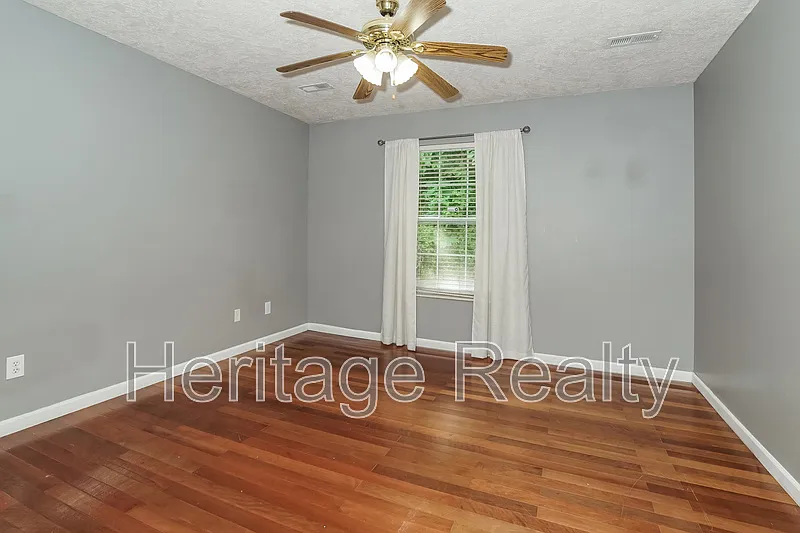 3 bed, 2.0 bath, 1328 sqft, $2,000 — Photo 4