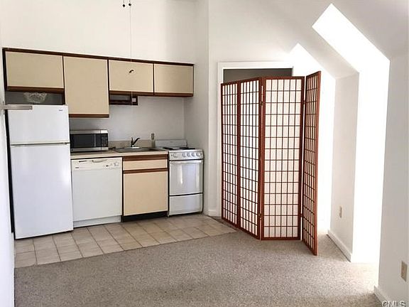 Soshi screen hides laundry area.