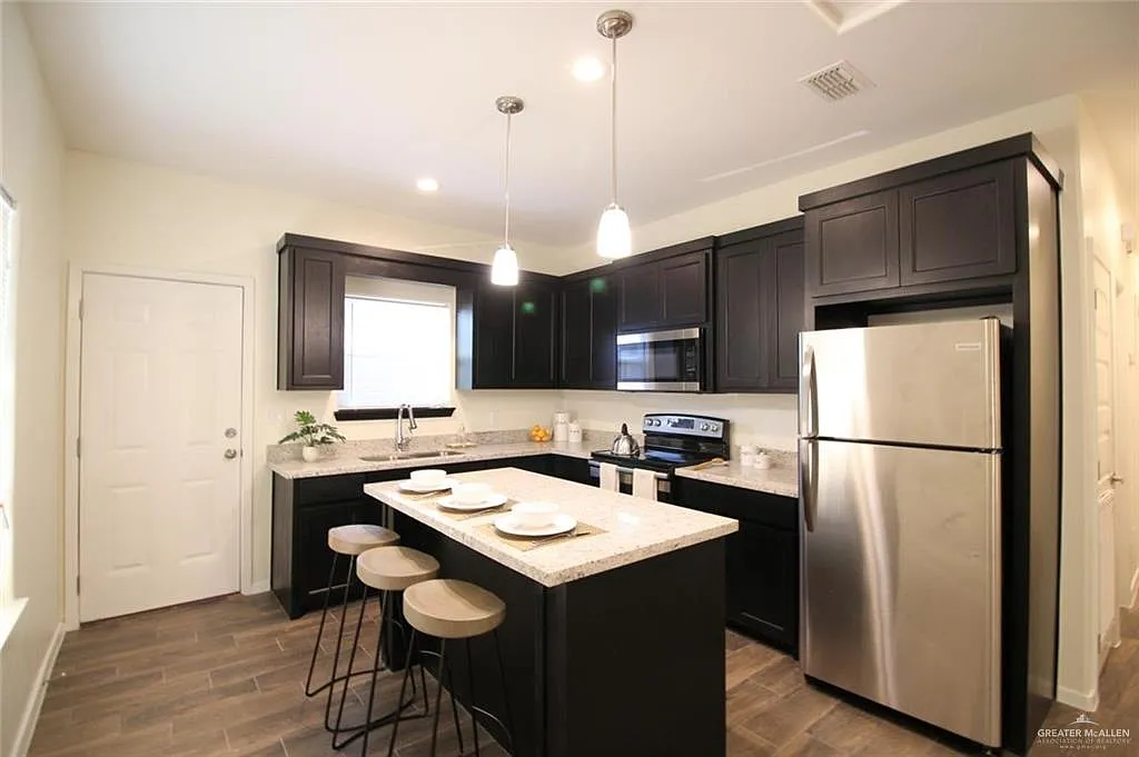 3 bed, 2.0 bath, 1050 sqft, $1,125 — Photo 3