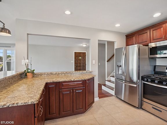 4th image of 6707 W 90th St