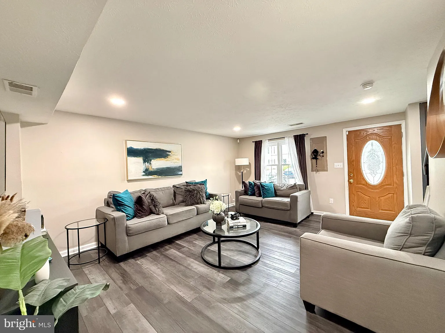 3 bed, 1350 sqft, $2,500 — Photo 3