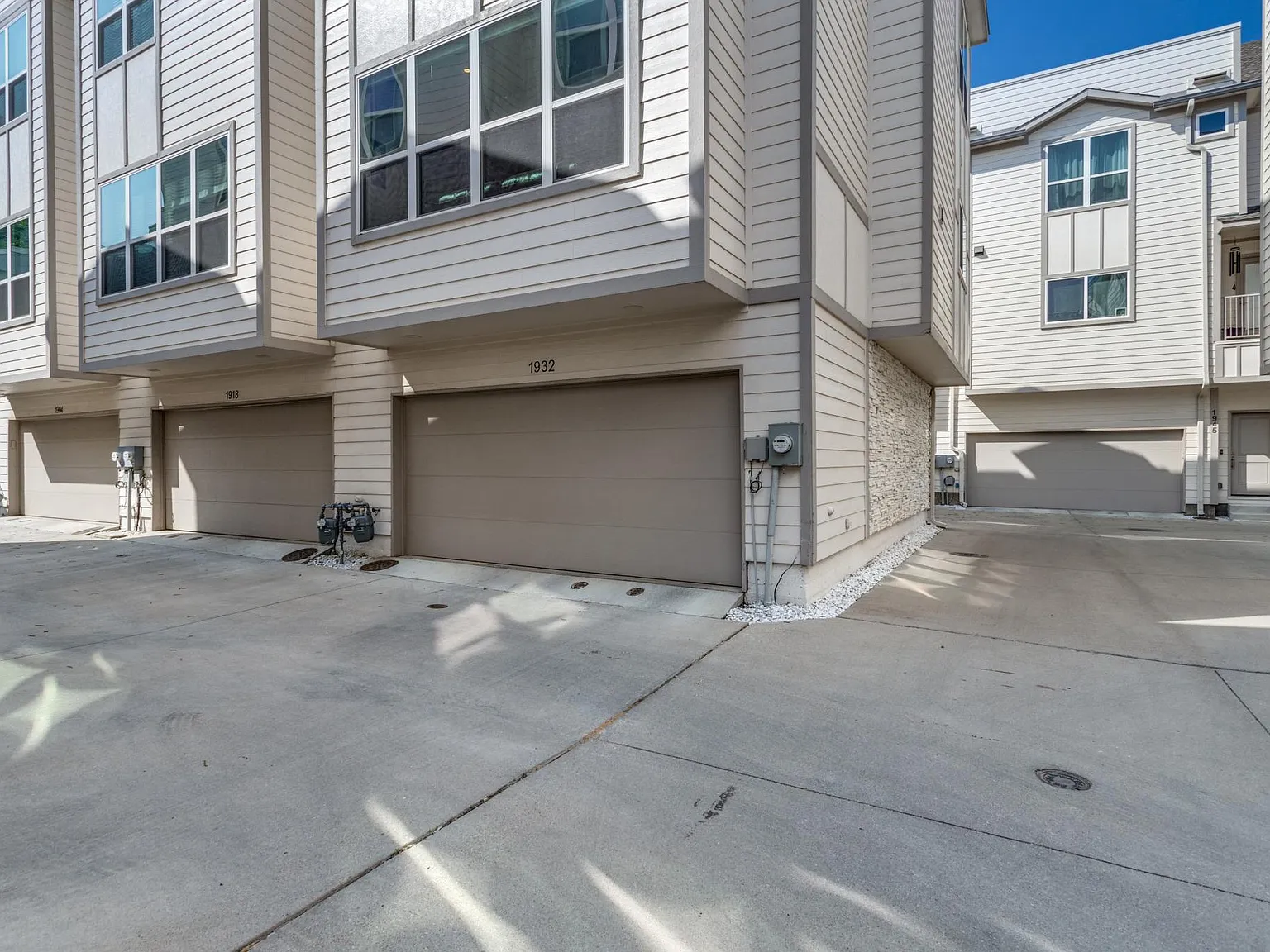 2 bed, 1641 sqft, $3,200 — Photo 3