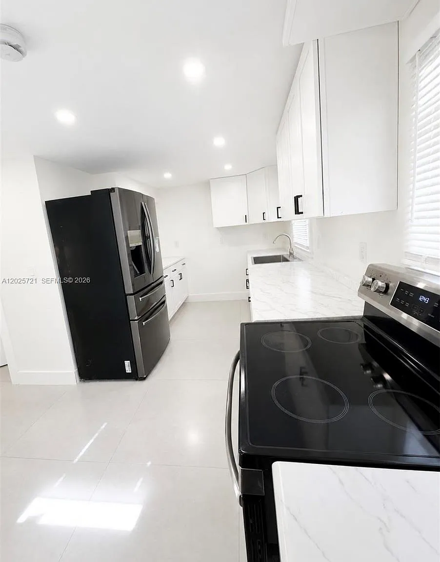2 bed, 1.0 bath, 1210 sqft, $2,600 — Photo 2