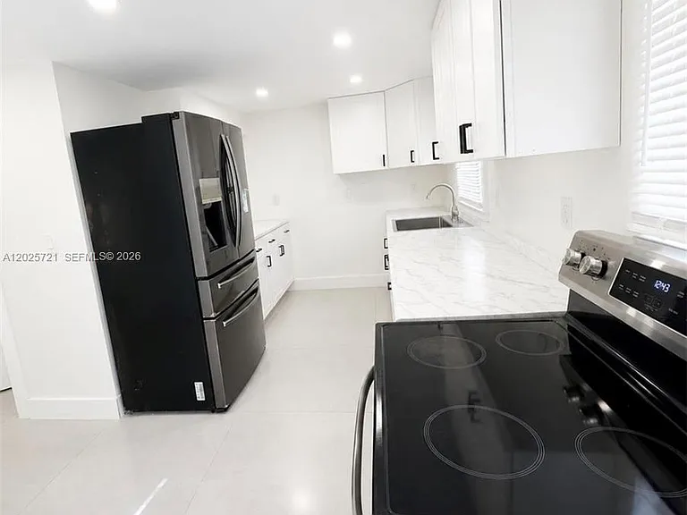 4125 N 32nd Ct — Photo 2