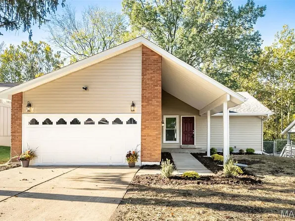5372 Trailbend Dr, Florissant, MO 63033