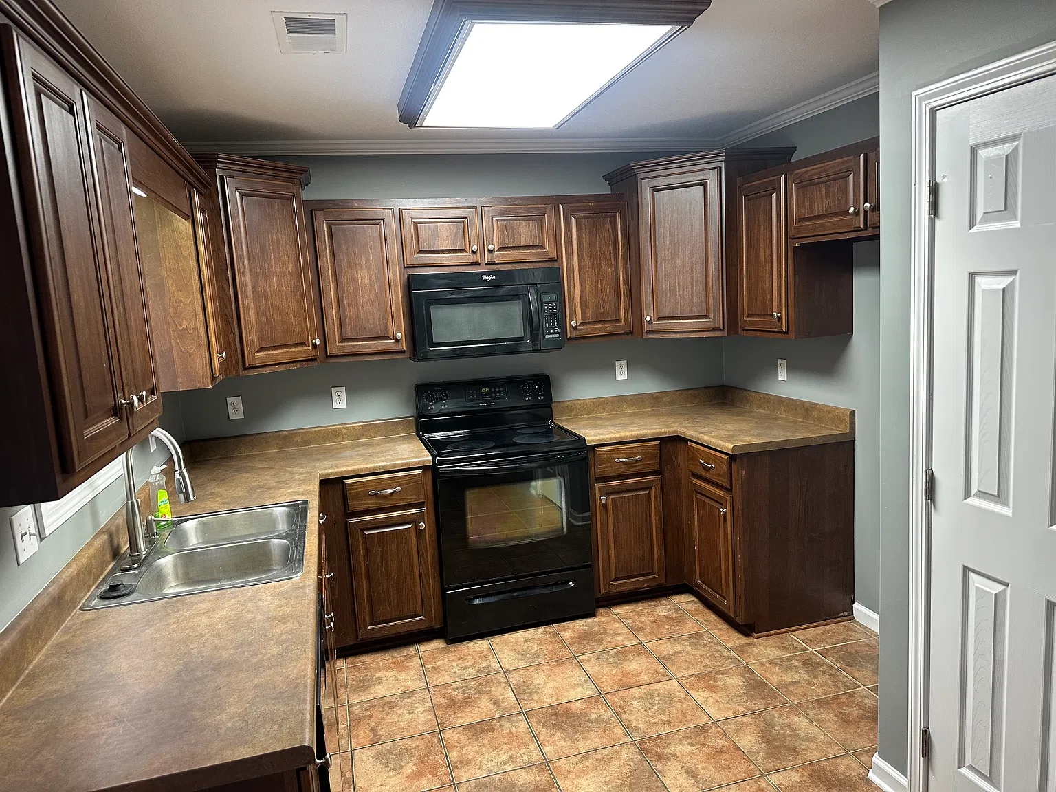 3 bed, 1272 sqft, $1,800 — Photo 2