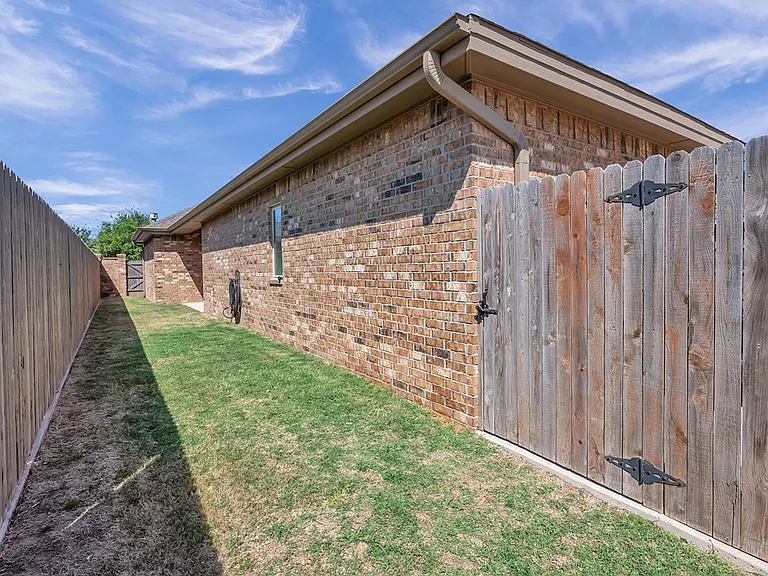 4416 Guadalupe — Photo 32