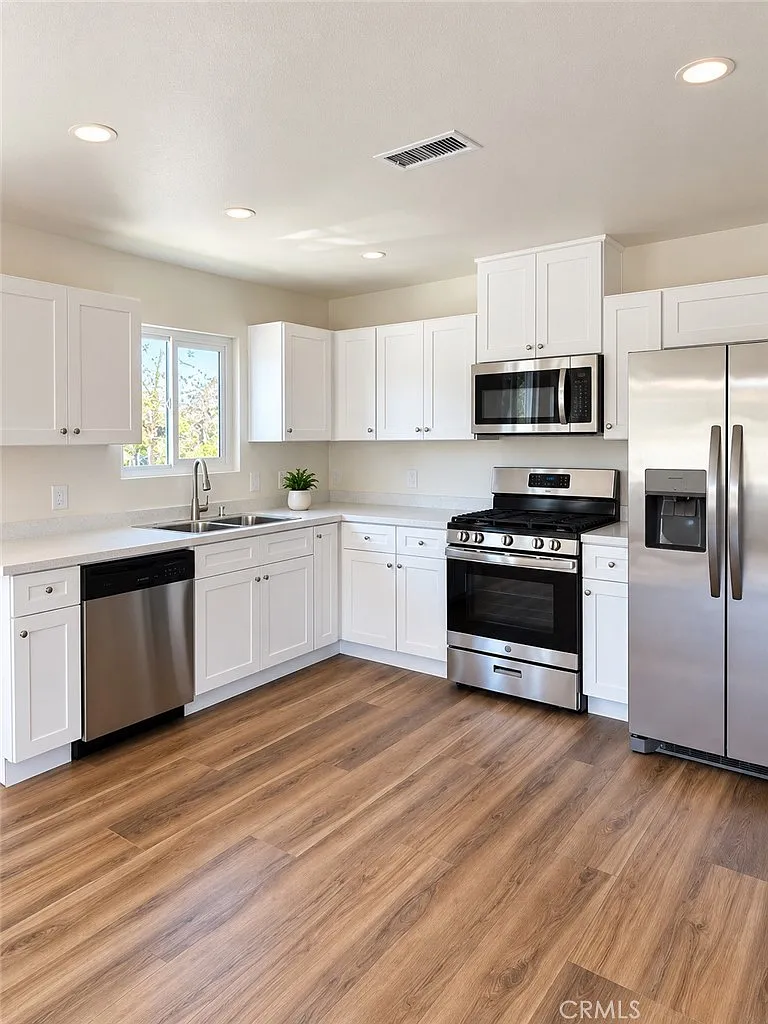 3 bed, 1150 sqft, $4,000 — Photo 1