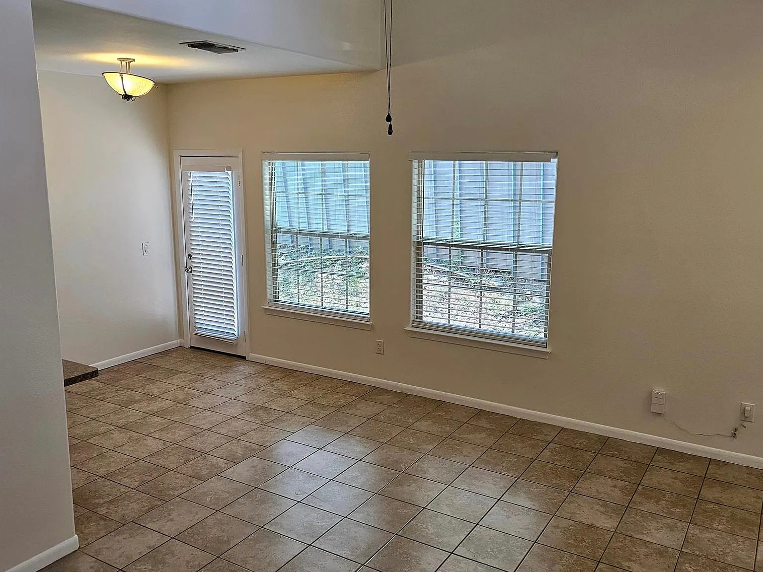 3 bed, 2.5 bath, 1220 sqft, $2,395 — Photo 3