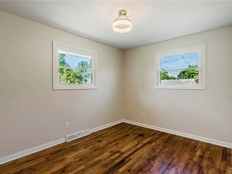 222 Wilber St — Photo 37