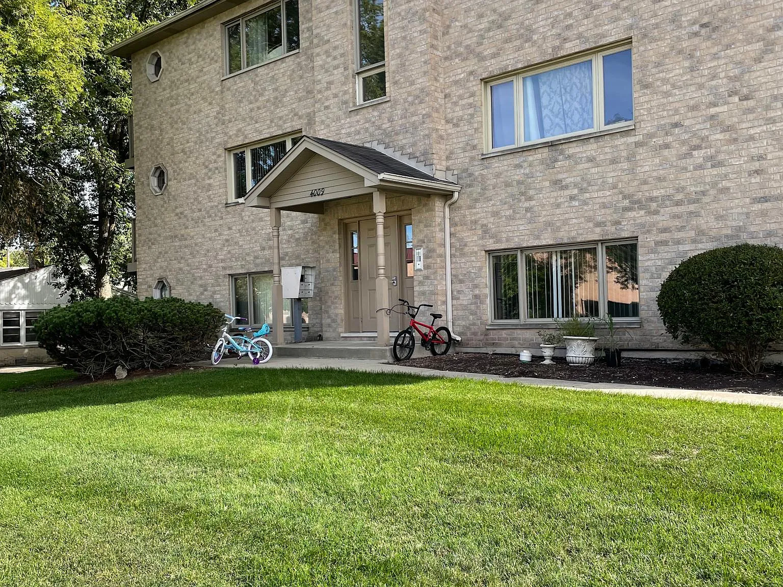 2 bed, 1100 sqft, $1,450 — Photo 2