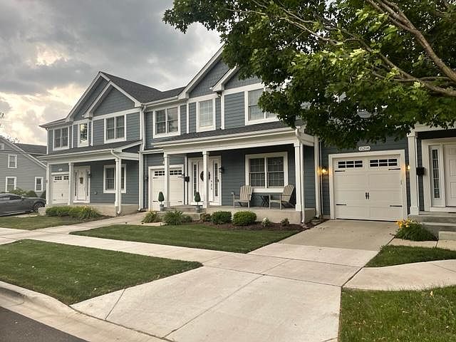 Exterior-center townhome