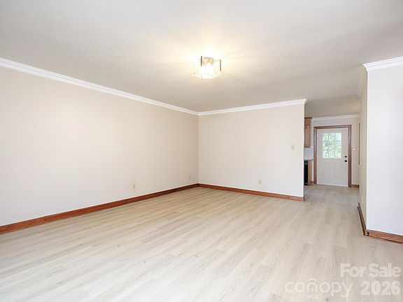5th image of 182 Calvin St