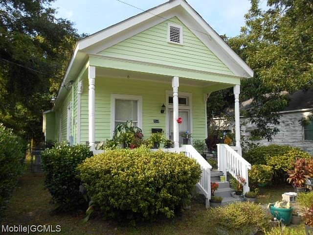 2nd image of 1010 Delaware St