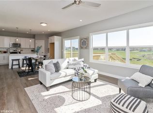 975 8th St, Waukee, IA 50263