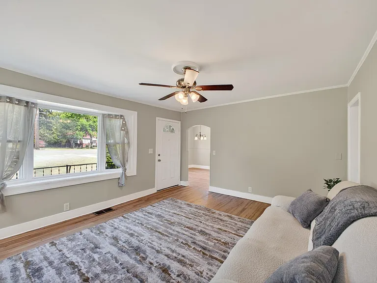 450 Williamsburg St — Photo 9