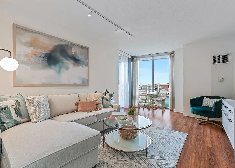 550 N Kingsbury St — Photo 3