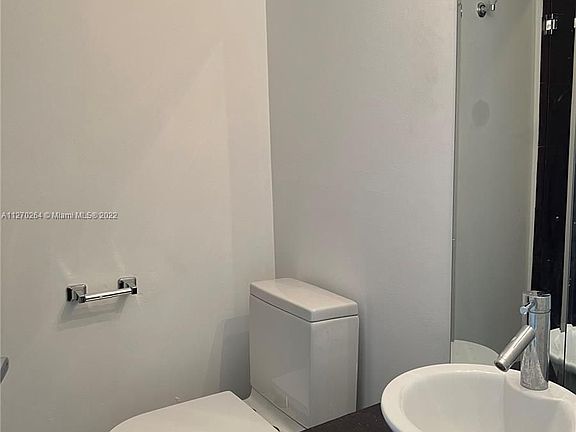 5th image of 927 Euclid Ave APT 4