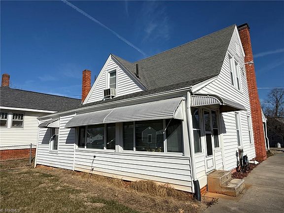 4th image of 903 Hinshaw St