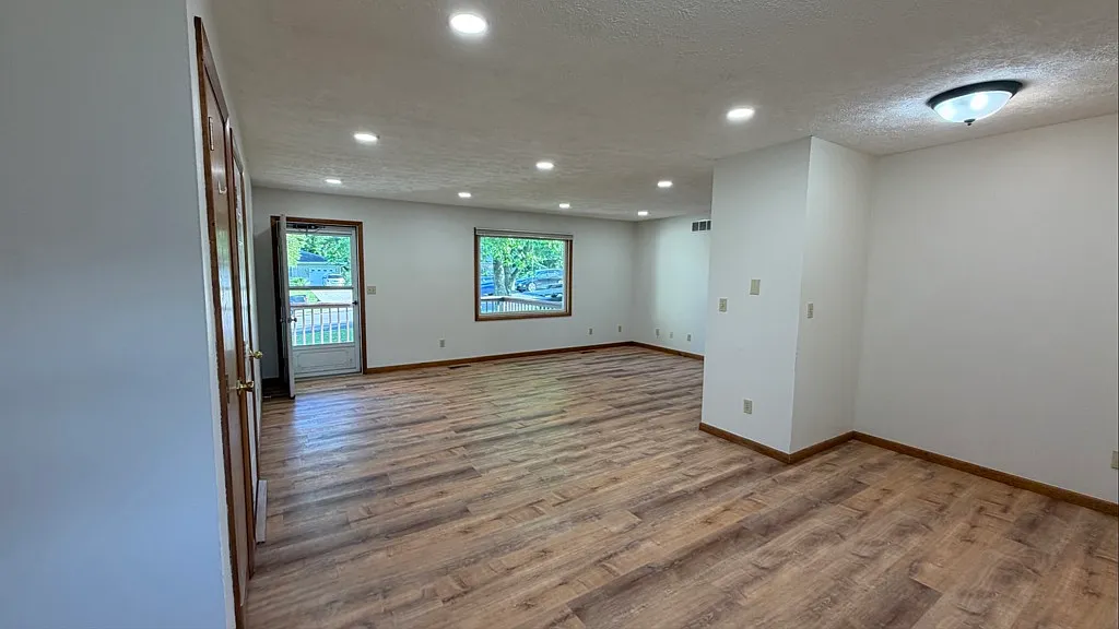 Building Photo - 104 Dennis Dr #104B