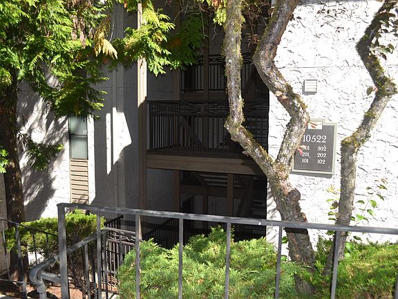 2nd image of 10522 NE 32nd Pl APT J202