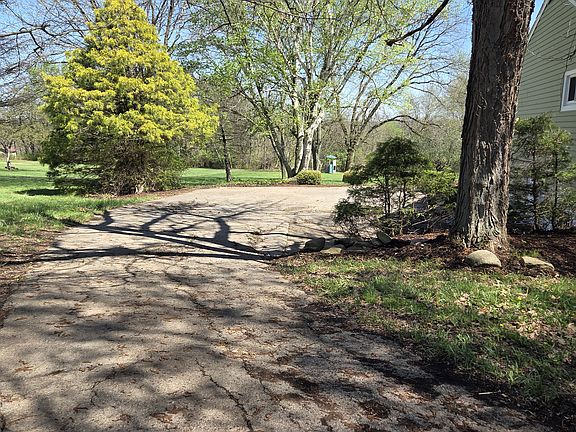 3rd image of 2612 Graceland Rd