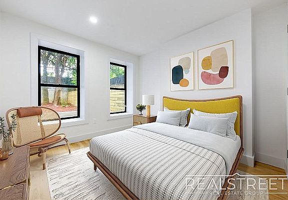 5th image of 246 Vernon Ave #1B