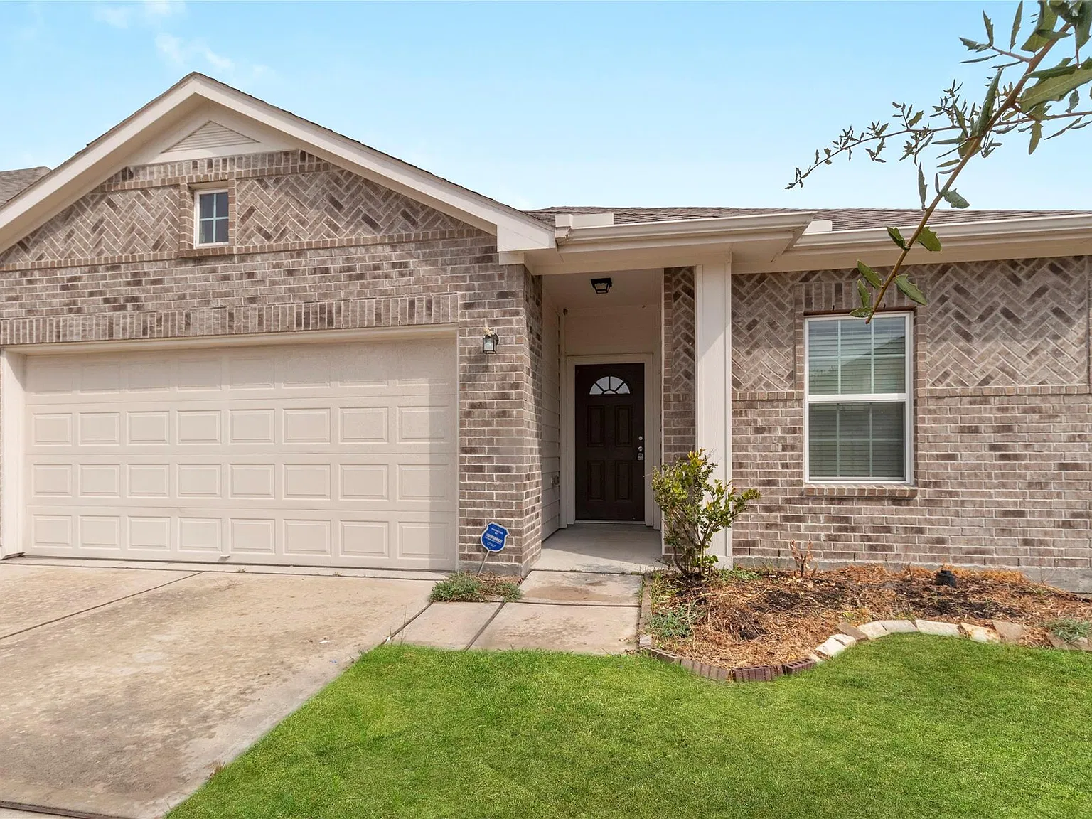 3 bed, 2.0 bath, 1923 sqft, $2,300 — Photo 1