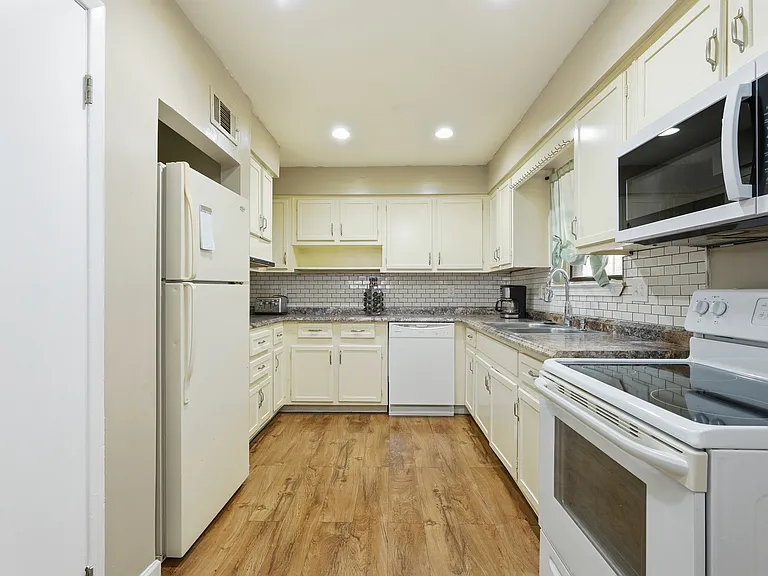 2222 Bacon Park Dr — Photo 14