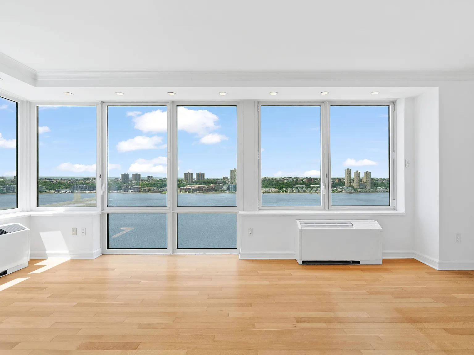 80 Riverside Boulevard — Photo 2