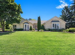 10106 Hillcrest Dr, Plymouth, MI 48170