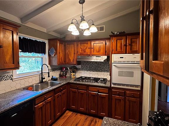 5th image of 6 Oak Park Dr