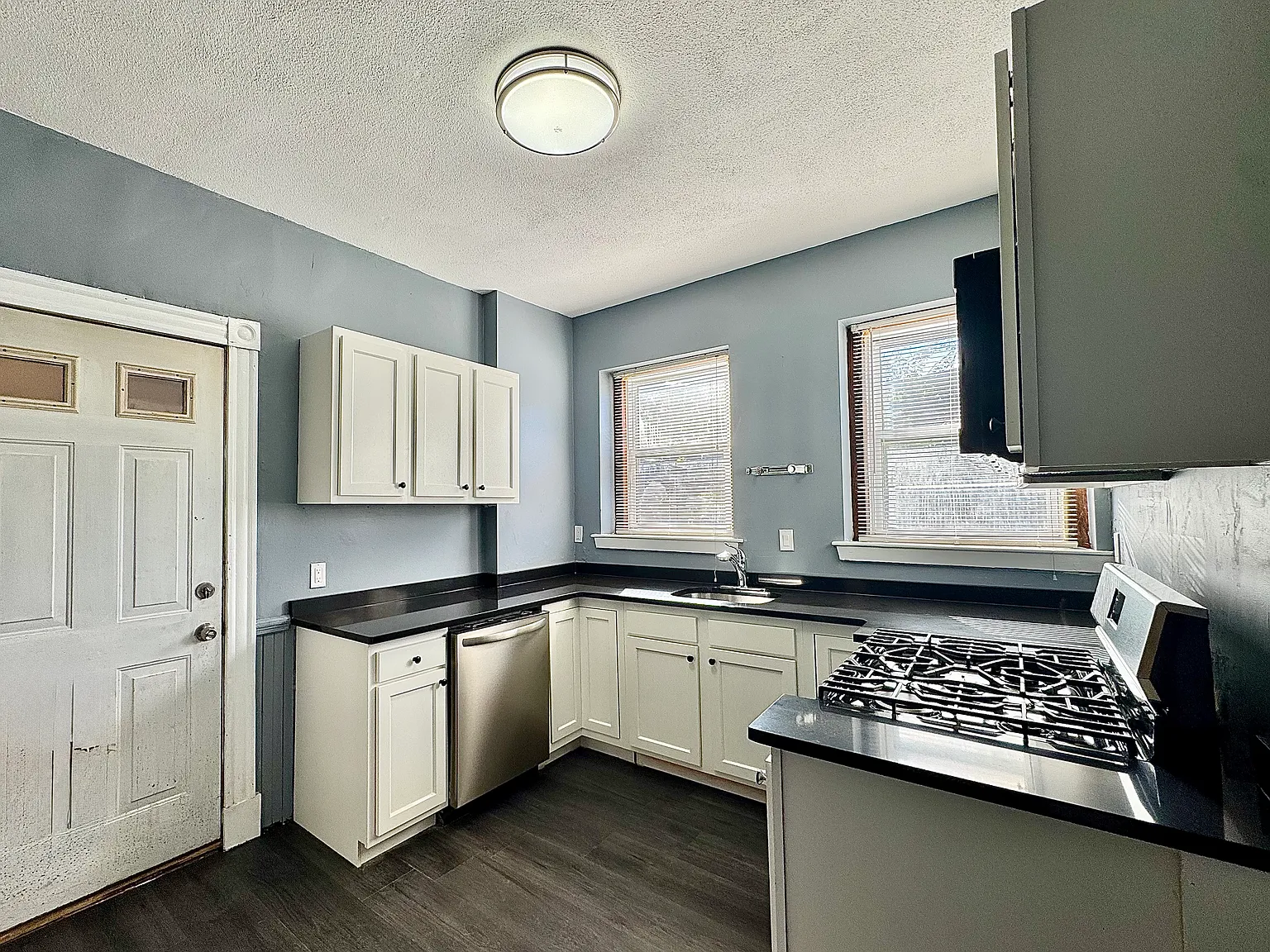 4 bed, 1750 sqft, $4,850 — Photo 3