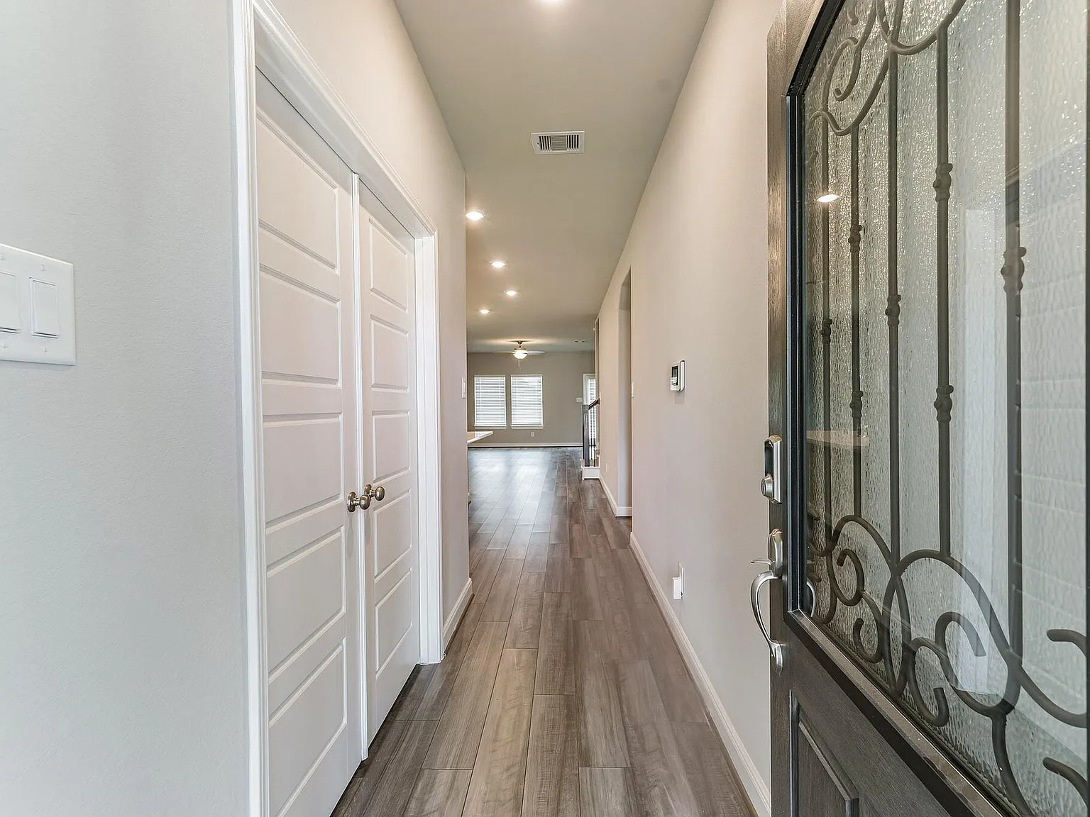 4 bed, 2.5 bath, 2428 sqft, $2,550 — Photo 2