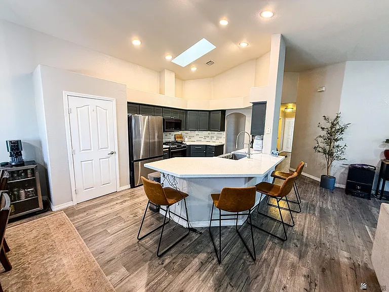 2695 S Mimosa Ave — Photo 11