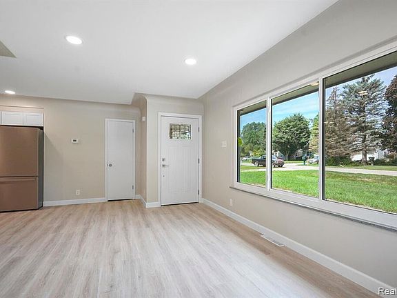 5th image of 8820 Russell St