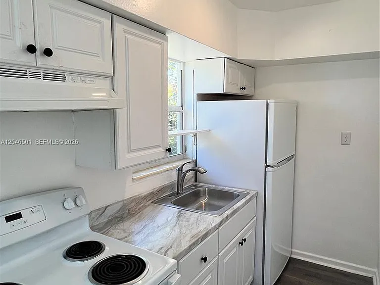 1946 NE 167th St #1 — Photo 8