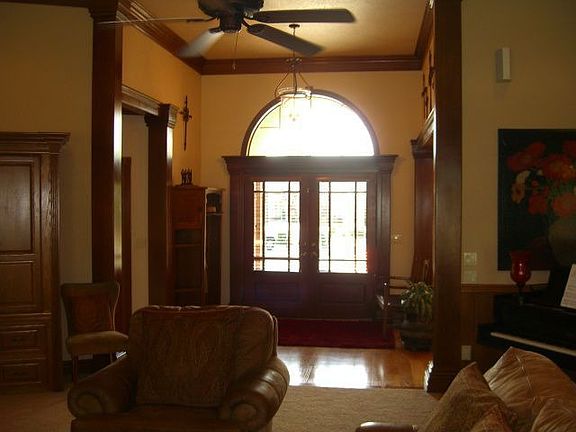 front entry way, 6"Crown moulding through out home