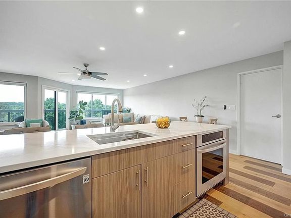 4th image of 100 High Point Dr Unit Penthouse 7