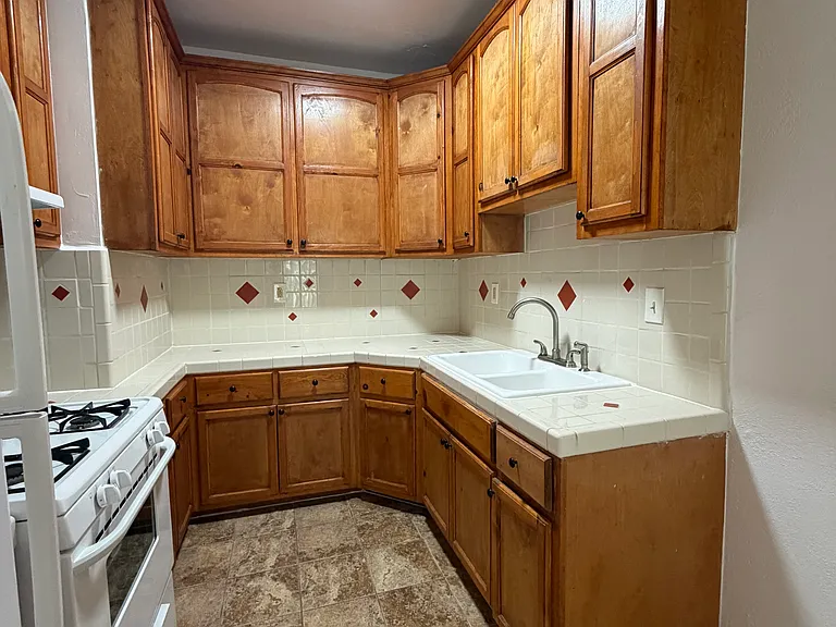 1172 N Kingsley Dr #107 — Photo 17