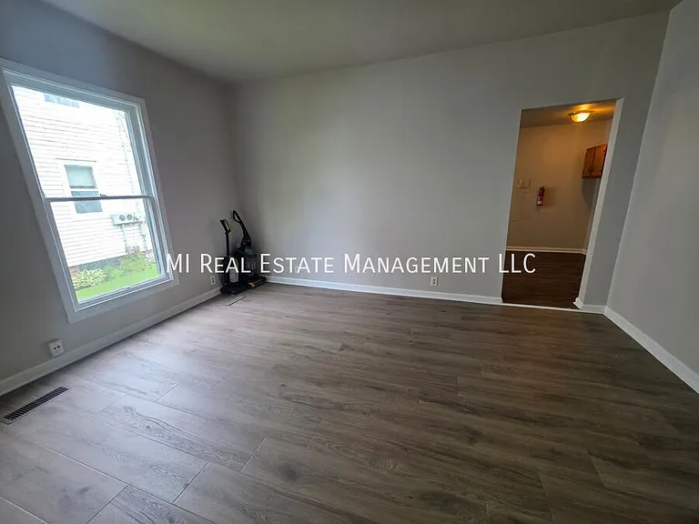 270 E Washington St #1 — Photo 6