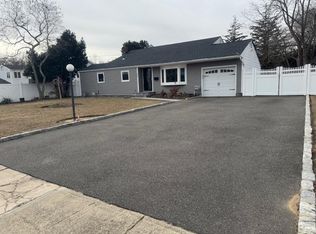 952 Thompson Dr, Bay Shore, NY 11706