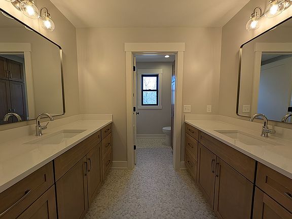 4th image of 400 Sabine Dr