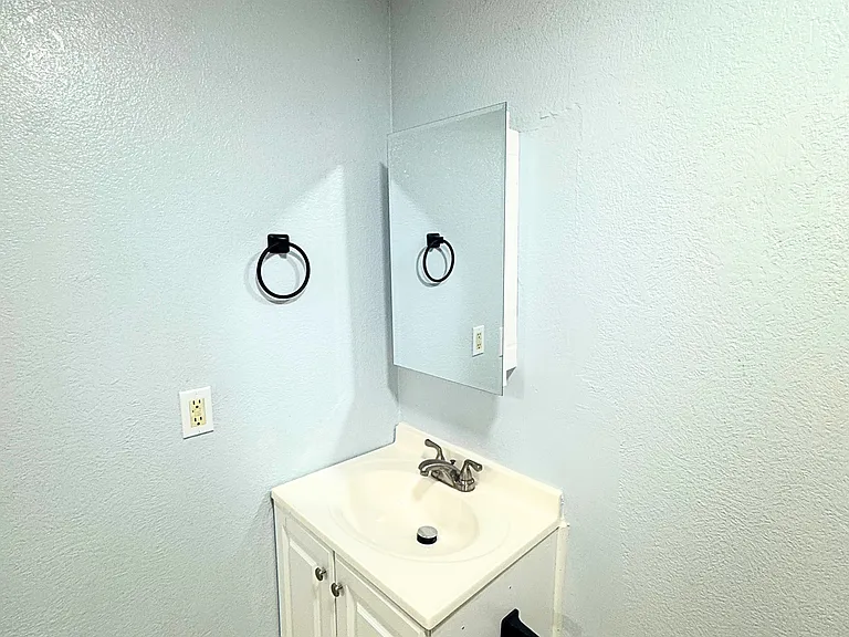 Willow Tree Apartments — Photo 37