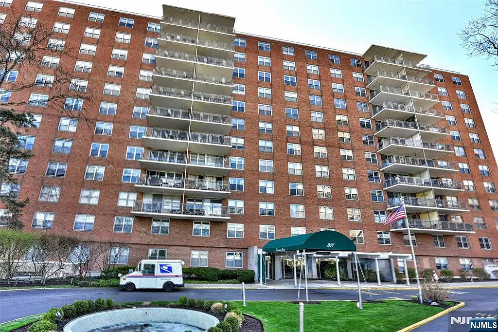 301 Beech St APT 2F photo 1