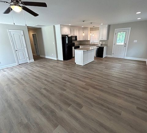 3rd image of 2004 Liberty Dr