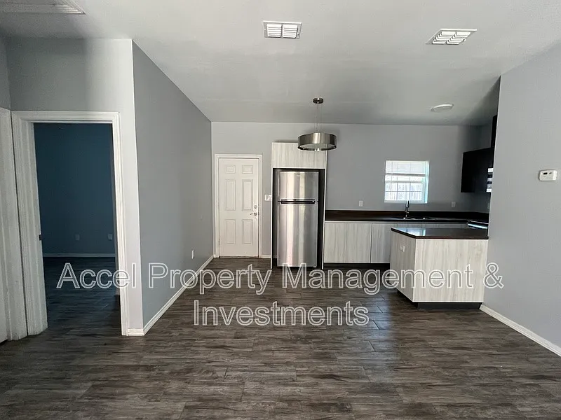 3 bed, 2.0 bath, 945 sqft, $1,000 — Photo 3